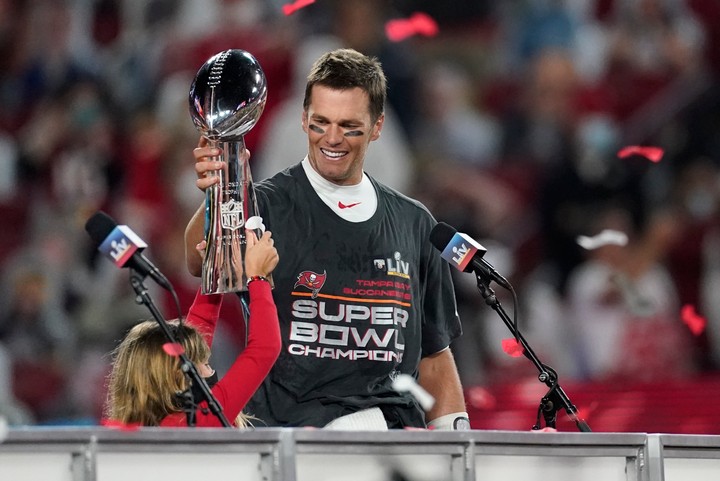 Tom Brady kraľuje Superbowlu! Získal ho po 7-krát